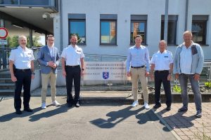 Maximilian Ziegler und Patrick Krug mit Vertretern der Vogelsberger Polizei