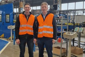 Maximilian Ziegler mit Dexion Geschäftsführer Gerhard Schwager beim Durchgang die Produktionshallen in Laubach