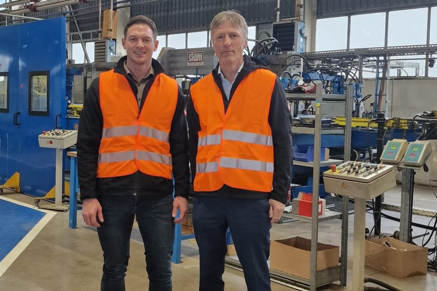 Maximilian Ziegler mit Dexion Geschäftsführer Gerhard Schwager beim Durchgang die Produktionshallen in Laubach