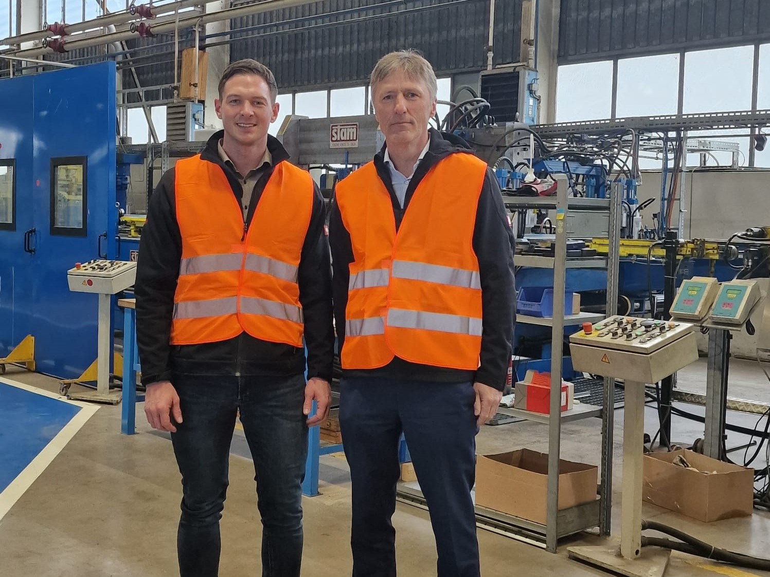 Maximilian Ziegler mit Dexion Geschäftsführer Gerhard Schwager beim Durchgang die Produktionshallen in Laubach