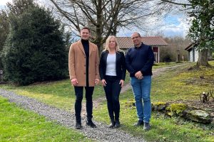 Maximilian Ziegler im Gespräch mit der Geschäftsleiterin Malgorzata Schiller und Heimleiter Reinhard Kaul-Seeger
