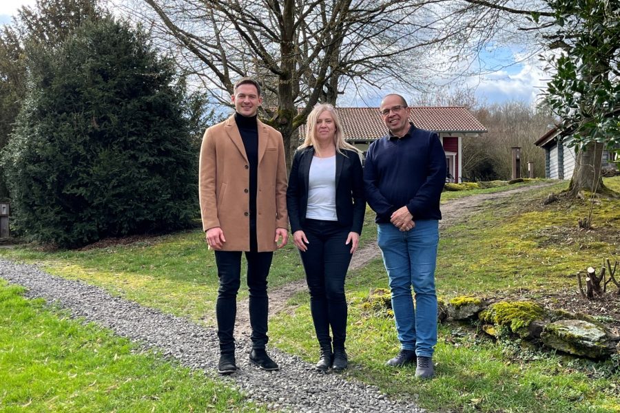 Maximilian Ziegler im Gespräch mit der Geschäftsleiterin Malgorzata Schiller und Heimleiter Reinhard Kaul-Seeger