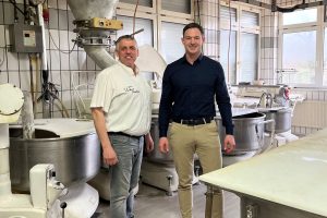 Maximilian Ziegler (r.) im Gespräch mit Joachim Haas (li.) in dessen Backstube in Schotten