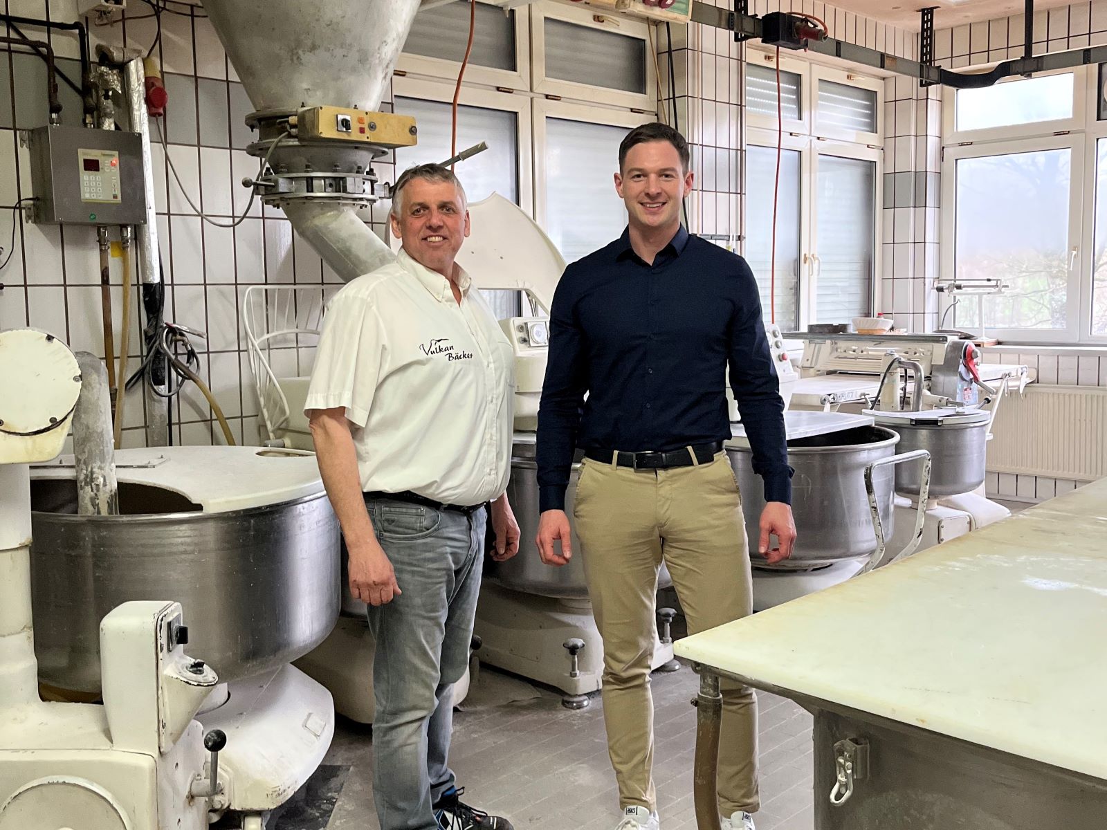 Maximilian Ziegler (r.) im Gespräch mit Joachim Haas (li.) in dessen Backstube in Schotten