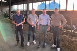Besuch auf dem Hof von Landwirt Lein, v. l. n. r. Volker Lein, Patrick Krug, Maximilian Ziegler und Andreas Kornmann