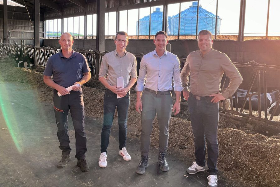Besuch auf dem Hof von Landwirt Lein, v. l. n. r. Volker Lein, Patrick Krug, Maximilian Ziegler und Andreas Kornmann